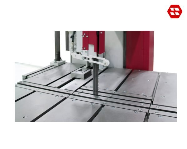 Precise band guides and effective chip cleaning 1