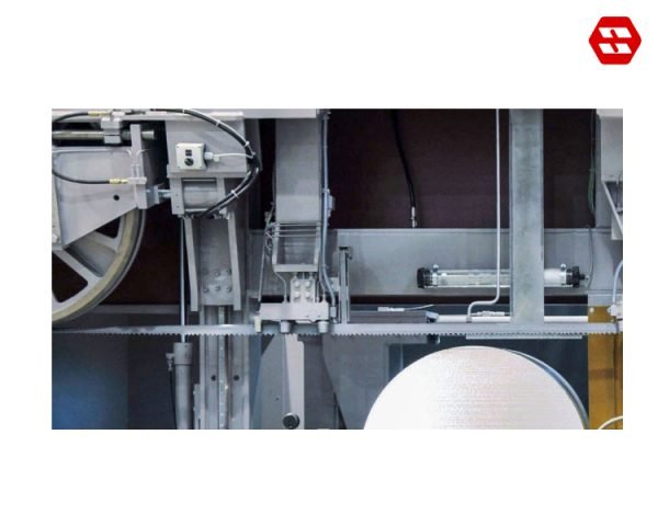 Roller band guides with integrated spray lubrication